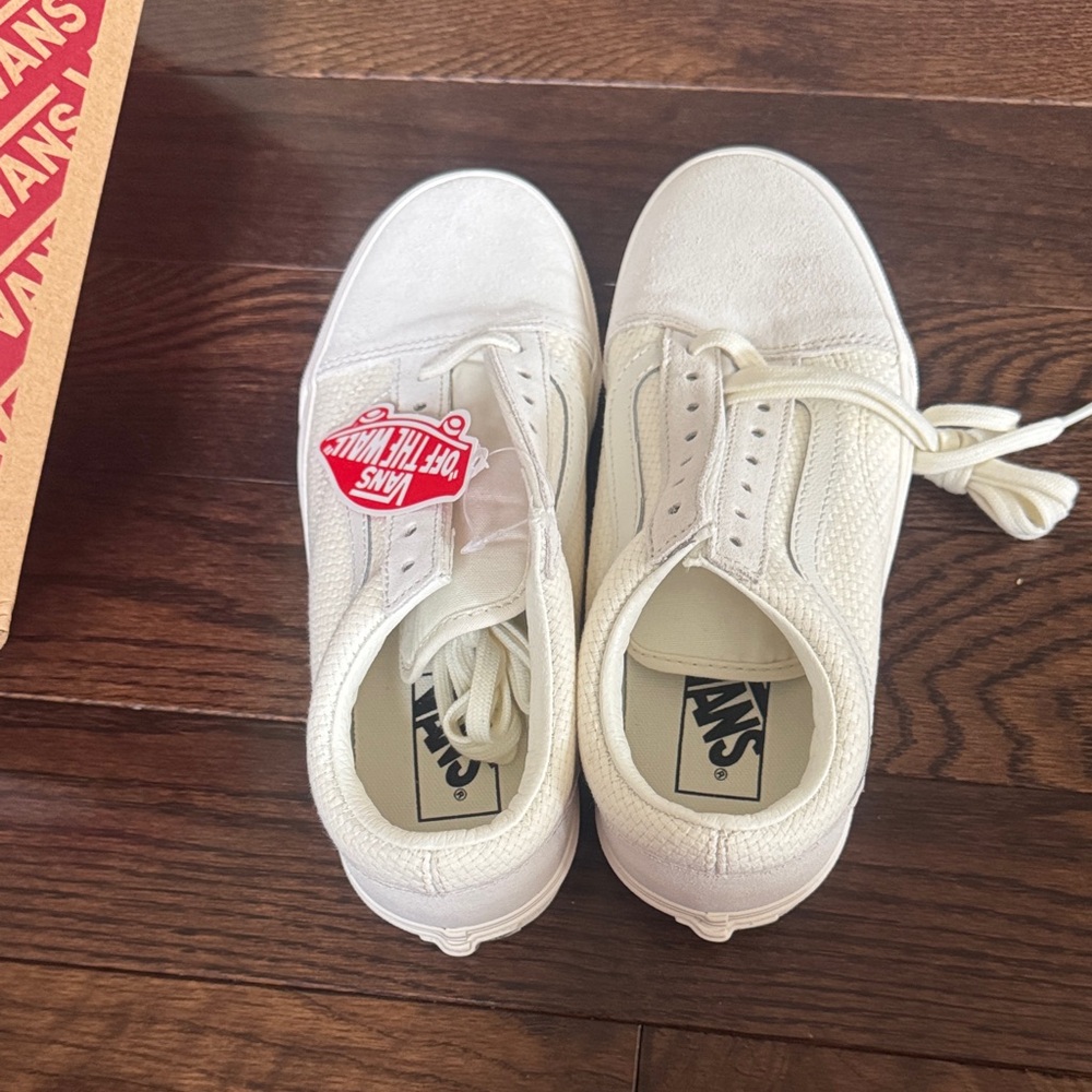 Vans Low-Top Sneakers in Cream White